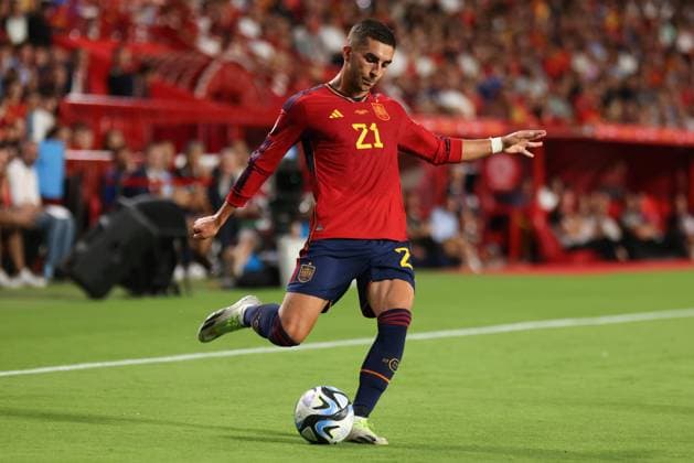 Spain V Cyprus: Group A - UEFA EURO, EM, Europameisterschaft,Fussball 2024 European Qualifiers GRANADA, SPAIN - SEPTEMBER 12: Ferran Torres of Spain makes a center to the area during the UEFA EURO 2024 European qualifier match between Spain and Cyprus at Nuevo Los Carmenes on September 12, 2023 in Granada, Spain. Granada Spain  Copyright: xDAXxImagesx originalFilename:daximages-spainvcy230912_npYeQ.jpg