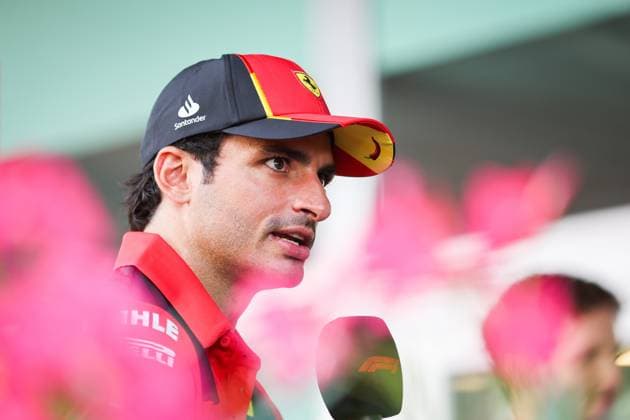 SAINZ Carlos (spa), Scuderia Ferrari SF-23, portrait during the 2023 Formula 1 Singapore Airlines Singapore Grand Prix, 15th round of the 2023 Formula One World Championship, WM, Weltmeisterschaft from September 15 to 17, 2023 on the Marina Bay Street Circuit, in Singapore - F1 - SINGAPORE GRAND PRIX 2023 DPPI Panoramic  00123034_AV3_4088