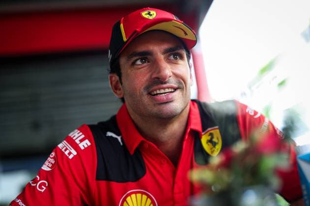 SAINZ Carlos (spa), Scuderia Ferrari SF-23, portrait during the 2023 Formula 1 Singapore Airlines Singapore Grand Prix, 15th round of the 2023 Formula One World Championship, WM, Weltmeisterschaft from September 15 to 17, 2023 on the Marina Bay Street Circuit, in Singapore - F1 - SINGAPORE GRAND PRIX 2023 DPPI Panoramic  00123034_G0OD0751