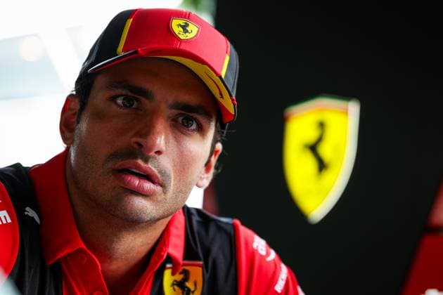 SAINZ Carlos (spa), Scuderia Ferrari SF-23, portrait during the 2023 Formula 1 Singapore Airlines Singapore Grand Prix, 15th round of the 2023 Formula One World Championship, WM, Weltmeisterschaft from September 15 to 17, 2023 on the Marina Bay Street Circuit, in Singapore - F1 - SINGAPORE GRAND PRIX 2023 DPPI Panoramic  00123034_GOOD0762