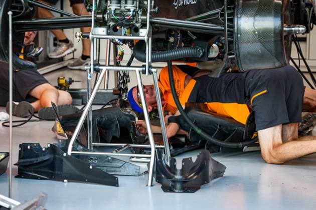 McLaren F1 Team MCL60, mechanical detail off mechanics working in the garage, box, during the 2023 Formula 1 Singapore Airlines Singapore Grand Prix, 15th round of the 2023 Formula One World Championship, WM, Weltmeisterschaft from September 15 to 17, 2023 on the Marina Bay Street Circuit, in Singapore - F1 - SINGAPORE GRAND PRIX 2023 DPPI Panoramic  00123034_GOOD0848