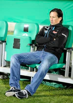 25.10.2011 - Fussball - DFB-Pokal: 02. Hauptrunde : SpVgg Greuther Fürth - SC Paderborn - - Roger Schmidt (Trainer SC Paderborn 07) *** 25 10 2011 Football DFB Cup 02 main round SpVgg Greuther Fürth SC Paderborn Roger Schmidt coach SC Paderborn 07