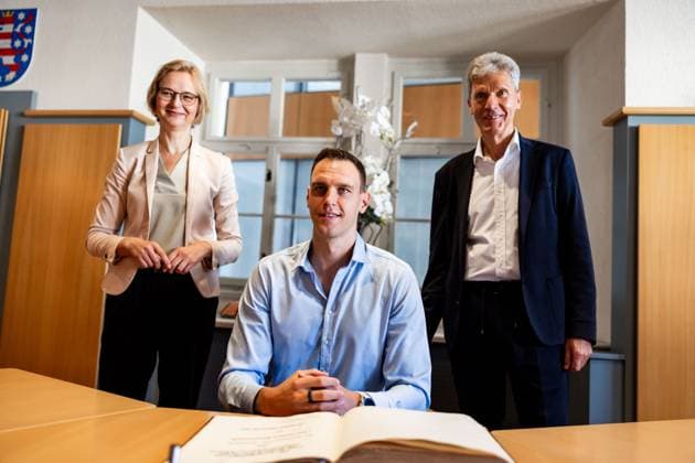 14.09.2023, GER, Basketball, Maenner, Saison 23 24, Nationalmannschaft, Weltmeisterschaft FÃ dÃ ration Internationale de Basketball Philippinen Japan Indonesien , Empfang des Weltmeister Johannes Voigtmann in Eisenach + Eintrag in das Goldene Buch der Johannes Voigtmann kroente seine Karriere mit dem Weltmeistertitel im Basketball gemeinsam mit der Deutschen Nationalmannschaft während der WM 2023. Organisiert durch die FÃ dÃ ration Internationale de Basketball. Gespielt wurde auf den Philippinen sowie in Japan und Indonesien. Nach der Titelgewinn wurde Johannes Voigtmann nach Eisenach geladen. Es gab einen Empfang durch die Buergermeisterin Katja Wolf sowie dem Sportminister Thueringens, Helmut Holter. Im Anschluss erfolgte der Eintrag in des Goldene Buch der Stadt. *** 14 09 2023, GER, basketball, men, season 23 24, national team, world championship FÃ dÃ ration Internationale de Basketball Philippines Japan Indonesia , Reception of the world champion Johannes Voigtmann in Eisenach Entry in the Golden Book of the Johannes Voigtmann crowned his career with the world championship title in basketball together with the German national team during the World Cup 2023 Organized by the FÃ dÃ ration Internationale de Basketball Played in the Philippines as well as in Japan and Indonesia After winning the title Johannes Voigtmann was invited to Eisenach There was a reception by the mayor Katja Wolf and the Minister of Sports of Thuringia, Helmut Holter The entry in the Golden Book of the city followed