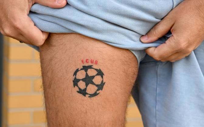 Football, men, season 2023 2024, Champions League, 1 FC Union Berlin, Torsten Mattuschka has Christopher Trimmel not in the picture, 1 FC Union after a lost bet a tattoo with the logo of the Champions League and the club abbreviation FCUB on the right thigh stung, 14 09 2023, Copyright: xMatthiasxKochx