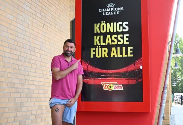 Football, men, season 2023 2024, Champions League, 1 FC Union Berlin, Torsten Mattuschka has Christopher Trimmel not in the picture, 1 FC Union after a lost bet a tattoo with the logo of the Champions League and the club abbreviation FCUB stabbed on the right thigh, here he is in front of a showcase at the stadium An der Alten Försterei, 14 09 2023, Copyright: xMatthiasxKochx