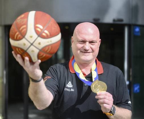 Bilder des Jahres 2023, Sport 09 September Sport Themen der Woche KW37 Physiotherapeut Holger Just in Gelsenkirchen *** NUR FÜR REDAKTIONELLE ZWECKE *** EDITORIAL USE ONLY ***<p>Physiotherapeut Holger Just hält am Donnerstag, 14. September 2023 in Gelsenkirchen einen Basketball in den Händen. Der Therapeut behandelte währen der Basketball-WM die siegreiche deutsche Mannschaft und erhielt selbst eine Goldmedaille. Deutschland NRW Gelsenkirchen Copyright: IngoxOtto *** Physiotherapist Holger Just in Gelsenkirchen FOR EDITORIAL PURPOSES ONLY EDITORIAL USE ONLY p Physiotherapist Holger Just holds a basketball in his hands on Thursday, September 14, 2023 in Gelsenkirchen, Germany The therapist treated the winning German team during the basketball world championship and received a gold medal himself Germany NRW Gelsenkirchen Copyright IngoxOtto Copyright: IngoxOtto doc7ryes3oout5180mi74i4 ,EDITORIAL USE ONLY