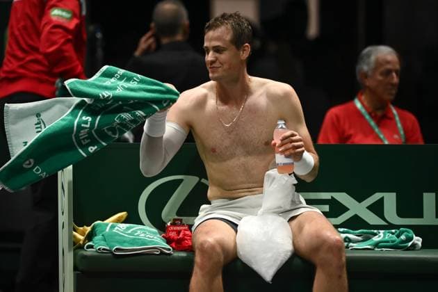 Foto Massimo Paolone LaPresse 14 Settembre 2023 - Bologna, Italia - tennis - Canada vs Svezia - Vasek Pospisil (CAN) v Leo Borg (SWE) - Coppa Davis 2023 - Unipol Arena. Nella foto: Vasek Pospisil cerca refrigerio con del ghiaccio September 14, 2023 Bologna, Italy - sport, tennis - Canada vs Sweden - Vasek Pospisil (CAN) v Leo Borg (SWE) - Davis Cup 2023 - Unipol Arena. In the pic: Vasek Pospisil seeks refreshment with ice  Copyright: xMassimoxPaolone LaPressex