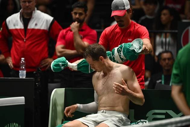 Foto Massimo Paolone LaPresse 14 Settembre 2023 - Bologna, Italia - tennis - Canada vs Svezia - Vasek Pospisil (CAN) v Leo Borg (SWE) - Coppa Davis 2023 - Unipol Arena. Nella foto: Vasek Pospisil cerca refrigerio con del ghiaccio September 14, 2023 Bologna, Italy - sport, tennis - Canada vs Sweden - Vasek Pospisil (CAN) v Leo Borg (SWE) - Davis Cup 2023 - Unipol Arena. In the pic: Vasek Pospisil seeks refreshment with ice  Copyright: xMassimoxPaolone LaPressex