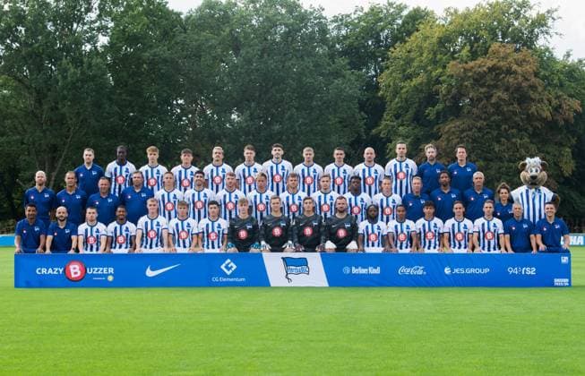 Hertha BSC 2 Bundesliga, portrait date 2023 2024, team photo, hi row v li game analyst Etienne Dzwonkowsky Hertha BSC , Kelian Nsona Hertha BSC , Veit Stange Hertha BSC , Fabian Reese Hertha BSC , Marc Oliver Kempf Hertha BSC , Linus Gechter Hertha BSC , Agustin Rogel Hertha BSC , Marton Dardai Hertha BSC , Smail Prevljak Hertha BSC , Toni Leistner Hertha BSC , Haris Tabakovic Hertha BSC , Athletic Trainer Hendrik Vieth Hertha BSC , Athletic trainer Henrik Kuchno Hertha BSC mi row from left Game analyst Gabor Ruhr Hertha BSC , Co coach Tamas Bodog Hertha BSC , Coach Pal Dardai Hertha BSC , Goalkeeper coach Andreas Menger Hertha BSC , Bence Dardai Hertha BSC , Andreas Bouchalakis Hertha BSC , Pascal Klemens Hertha BSC , Derry Scherhant Hertha BSC , Florian Niederlechner Hertha BSC , Marten Winkler Hertha BSC , Anderson Lucoqui Hertha BSC , Palko Dardai Hertha BSC , physiotherapist Jürgen Lange Hertha BSC , physiotherapist Frederick Syna Hertha BSC , witness Hendrik Herzog Hertha BSC , physiotherapist Anne Kaube Hertha BSC , Mascot Herthinho Hertha BSC front row v l Team manager Sami Allagui Hertha BSC , Co coach Admir Hamzagic Hertha BSC , Jonjoe Kenny Hertha BSC , Jeremy Dudziak Hertha BSC , Tony Rölke Hertha BSC , Gustav Christensen Hertha BSC , Ibrahim Maza Hertha BSC , goalkeeper Tim Goller Hertha BSC , goalkeeper Tjark Ernst Hertha BSC , goalkeeper Robert Kwasigroch Hertha BSC , goalkeeper Philip Sprint Hertha BSC , Deyovaisio Zeefuik Hertha BSC , Bilal Hussein Hertha BSC , Eliyas Strasner Hertha BSC , Michal Karbownik Hertha BSC , Peter Pekarik Hertha BSC , Witness Robert Ambramczyk Hertha BSC , Team Manager Maximilian Fürst Hertha BSC 14 09 2023, Copyright: xSebastianxRäppold MatthiasxKochx
