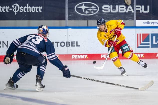 Sport Themen der Woche KW37 Sport Bilder des Tages Maximilian Kastner 93 (EHC Red Bull Muenchen), Kevin Clark 11 (Duesseldorfer EG), EHC Red Bull Muenchen vs. Duesseldorfer EG, Eishockey, Penny DEL, 1. Spieltag, 14.09.2023 Muenchen Bayern Deutschland *** Maximilian Kastner 93 EHC Red Bull Muenchen , Kevin Clark 11 Duesseldorfer EG , EHC Red Bull Muenchen vs Duesseldorfer EG, Ice Hockey, Penny DEL, 1 Matchday, 14 09 2023 Muenchen Bayern Germany Copyright: xkolbert-press UlrichxGamelx