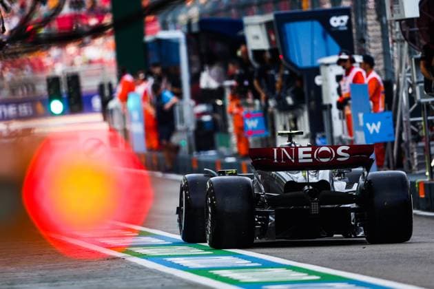 44 HAMILTON Lewis (gbr), Mercedes AMG F1 Team W14, action during the 2023 Formula 1 Singapore Airlines Singapore Grand Prix, 15th round of the 2023 Formula One World Championship, WM, Weltmeisterschaft from September 15 to 17, 2023 on the Marina Bay Street Circuit, in Singapore - F1 - SINGAPORE GRAND PRIX 2023 DPPI Panoramic  00123034_AV3_5081