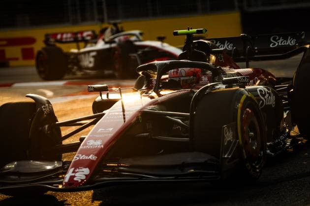 24 ZHOU Guanyu (chi), Alfa Romeo F1 Team Stake C43, action during the 2023 Formula 1 Singapore Airlines Singapore Grand Prix, 15th round of the 2023 Formula One World Championship, WM, Weltmeisterschaft from September 15 to 17, 2023 on the Marina Bay Street Circuit, in Singapore - F1 - SINGAPORE GRAND PRIX 2023 DPPI Panoramic  00123034_GOOD2068