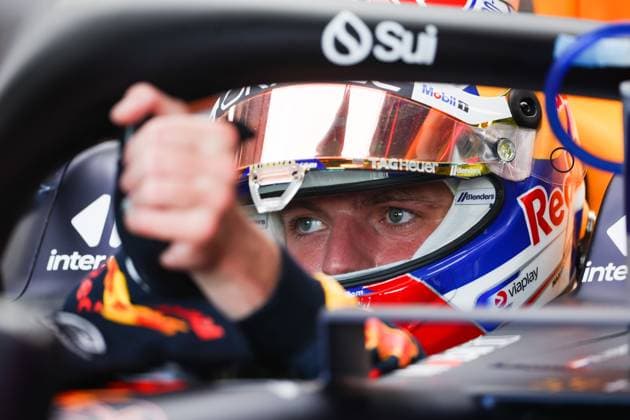 VERSTAPPEN Max (ned), Red Bull Racing RB19, portrait during the 2023 Formula 1 Singapore Airlines Singapore Grand Prix, 15th round of the 2023 Formula One World Championship, WM, Weltmeisterschaft from September 15 to 17, 2023 on the Marina Bay Street Circuit, in Singapore - F1 - SINGAPORE GRAND PRIX 2023 DPPI Panoramic  00123034_AV3_5176