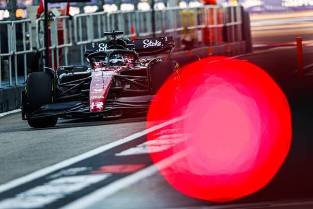 77 BOTTAS Valtteri (fin), Alfa Romeo F1 Team Stake C43, action during the 2023 Formula 1 Singapore Airlines Singapore Grand Prix, 15th round of the 2023 Formula One World Championship, WM, Weltmeisterschaft from September 15 to 17, 2023 on the Marina Bay Street Circuit, in Singapore - F1 - SINGAPORE GRAND PRIX 2023 DPPI Panoramic  00123034_AV3_5165