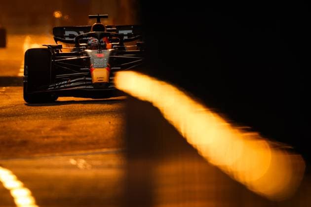01 VERSTAPPEN Max (nld), Red Bull Racing RB19, action during the 2023 Formula 1 Singapore Airlines Singapore Grand Prix, 15th round of the 2023 Formula One World Championship, WM, Weltmeisterschaft from September 15 to 17, 2023 on the Marina Bay Street Circuit, in Singapore - F1 - SINGAPORE GRAND PRIX 2023 DPPI Panoramic  00123034_G0OD2453