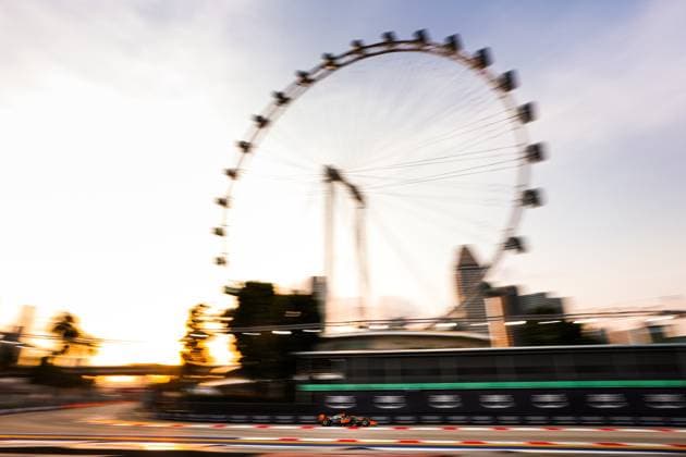 Sport Bilder des Tages 04 NORRIS Lando (gbr), McLaren F1 Team MCL60, action during the 2023 Formula 1 Singapore Airlines Singapore Grand Prix, 15th round of the 2023 Formula One World Championship, WM, Weltmeisterschaft from September 15 to 17, 2023 on the Marina Bay Street Circuit, in Singapore - F1 - SINGAPORE GRAND PRIX 2023 DPPI Panoramic  00123034_AV6_5726