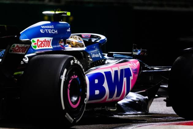 10 GASLY Pierre (fra), Alpine F1 Team A523, action during the 2023 Formula 1 Singapore Airlines Singapore Grand Prix, 15th round of the 2023 Formula One World Championship, WM, Weltmeisterschaft from September 15 to 17, 2023 on the Marina Bay Street Circuit, in Singapore - F1 - SINGAPORE GRAND PRIX 2023 DPPI Panoramic  00123034_AV3_6474