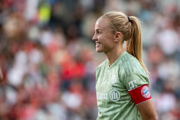 Glodis Perla Viggosdottir FC Bayern Muenchen, 04 with captains armband, GER, SC Freiburg vs FC Bayern Muenchen, Football Google Pixel Womens Bundesliga, 1 match day, season 2023 2024, 15 09 2023 DFB regulations prohibit any use of photographs as image sequences and or quasi video GER, SC Freiburg vs FC Bayern Muenchen, Football Google Pixel Womens Bundesliga, 1 match day, season 2023 2024, 15 09 2023 Freiburg Copyright: xEibner-Pressefoto Memmlerx EP_MMR