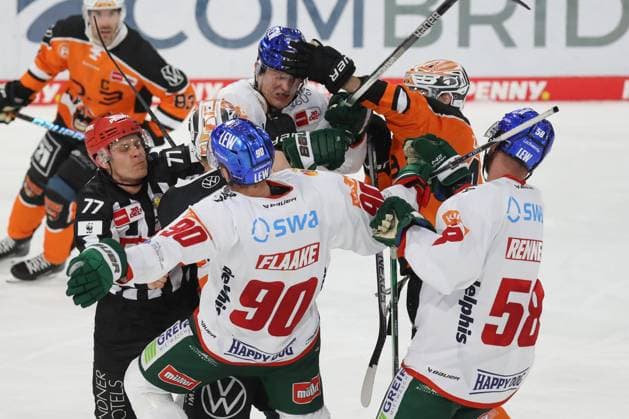 Sport Themen der Woche KW37 Sport Bilder des Tages 15.09.2023, xgox, Eishockey, Penny DEL, Grizzlys Wolfsburg - Augsburger Panther, emspor v.l. Schlaegerei, Rauferei, Zweikampf, Duell, Kampf, tackle Wolfsburg *** 15 09 2023, xgox, ice hockey, penny DEL, Grizzlys Wolfsburg Augsburger Panther, emspor v l brawl, scuffle, duel, fight, tackle Wolfsburg