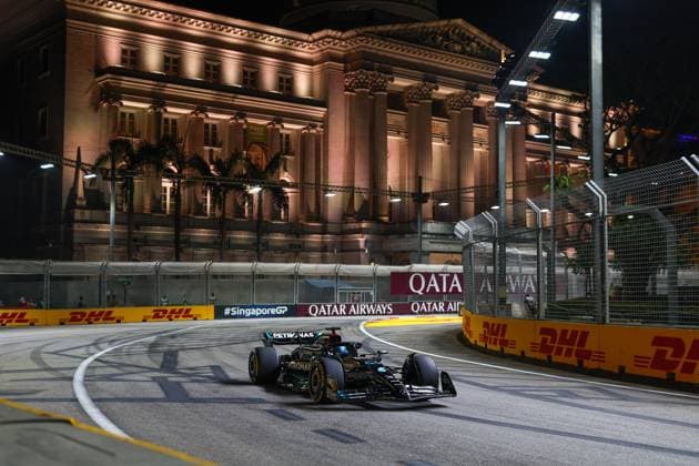 63 RUSSELL George (gbr), Mercedes AMG F1 Team W14, action during the 2023 Formula 1 Singapore Airlines Singapore Grand Prix, 15th round of the 2023 Formula One World Championship, WM, Weltmeisterschaft from September 15 to 17, 2023 on the Marina Bay Street Circuit, in Singapore - F1 - SINGAPORE GRAND PRIX 2023 DPPI Panoramic  F12023GP16SIN_JK163951