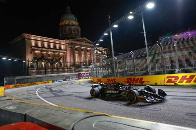 63 RUSSELL George (gbr), Mercedes AMG F1 Team W14, action during the 2023 Formula 1 Singapore Airlines Singapore Grand Prix, 15th round of the 2023 Formula One World Championship, WM, Weltmeisterschaft from September 15 to 17, 2023 on the Marina Bay Street Circuit, in Singapore - F1 - SINGAPORE GRAND PRIX 2023 DPPI Panoramic  F12023GP16SIN_JK164209