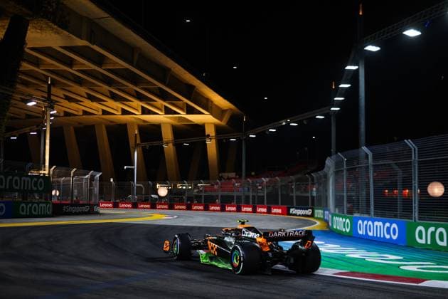 04 NORRIS Lando (gbr), McLaren F1 Team MCL60, action during the 2023 Formula 1 Singapore Airlines Singapore Grand Prix, 15th round of the 2023 Formula One World Championship, WM, Weltmeisterschaft from September 15 to 17, 2023 on the Marina Bay Street Circuit, in Singapore - F1 - SINGAPORE GRAND PRIX 2023 DPPI Panoramic  00123034_G0OD6774
