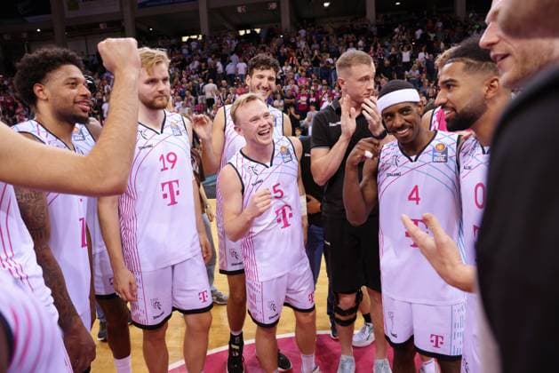 Sport Themen der Woche KW37 Sport Bilder des Tages Harald Frey Sieg der Telekom Baskets Bonn , Testspiel Saisonvorbereitung vs. Darüssafaka Lassa Istanbul easyCredit BBL 1. Bundesliga , Saison 2022 2023 *** Harald Frey victory of Telekom Baskets Bonn , test match season preparation vs Darüssafaka Lassa Istanbul easyCredit BBL 1 Bundesliga , season 2022 2023