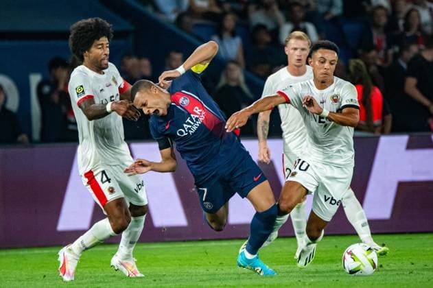 Sport Themen der Woche KW37 Sport Bilder des Tages Kylian Mbappe (Paris SG) Dante (OGC Nice) Sofiane Diop (OGC Nice) FOOTBALL : Paris Saint Germain - OGC Nice - Ligue 1 - JournÃ e 5 - 15 09 2023 BaptisteAutissier Panoramic 