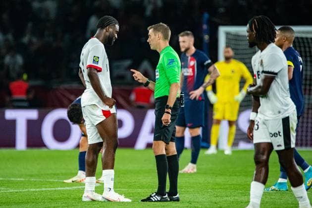 Clement Turpin (Arbitre central) Terem Moffi (OGC Nice) FOOTBALL : Paris Saint Germain - OGC Nice - Ligue 1 - JournÃ e 5 - 15 09 2023 BaptisteAutissier Panoramic 