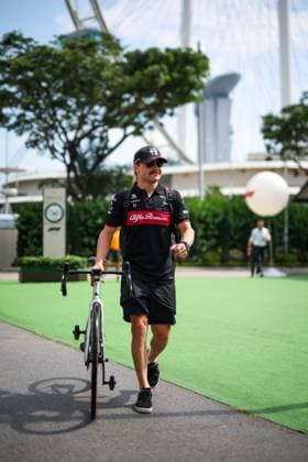 BOTTAS Valtteri (fin), Alfa Romeo F1 Team Stake C43, portrait during the 2023 Formula 1 Singapore Airlines Singapore Grand Prix, 15th round of the 2023 Formula One World Championship, WM, Weltmeisterschaft from September 15 to 17, 2023 on the Marina Bay Street Circuit, in Singapore - F1 - SINGAPORE GRAND PRIX 2023 DPPI Panoramic  00123034_G0OD6882