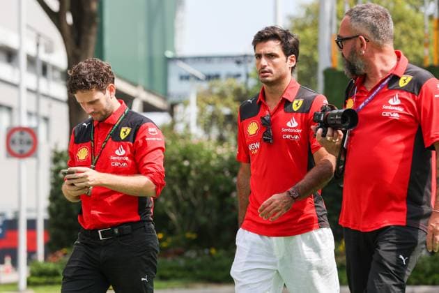 SAINZ Carlos (spa), Scuderia Ferrari SF-23, portrait during the 2023 Formula 1 Singapore Airlines Singapore Grand Prix, 15th round of the 2023 Formula One World Championship, WM, Weltmeisterschaft from September 15 to 17, 2023 on the Marina Bay Street Circuit, in Singapore - F1 - SINGAPORE GRAND PRIX 2023 DPPI Panoramic  00123034_AV6_6408