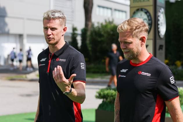 MAGNUSSEN Kevin (den), Haas F1 Team VF-23 Ferrari, HULKENBERG Nico (ger), Haas F1 Team VF-23 Ferrari, portrait during the 2023 Formula 1 Singapore Airlines Singapore Grand Prix, 15th round of the 2023 Formula One World Championship, WM, Weltmeisterschaft from September 15 to 17, 2023 on the Marina Bay Street Circuit, in Singapore - F1 - SINGAPORE GRAND PRIX 2023 DPPI Panoramic  00123034_AV6_6486