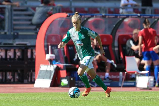 v li Michelle Ulbrich SV Werder Bremen, 5 on the ball, single image, full body, action, game scene, THE DFB DIRECTIVES PROHIBIT ANY USE OF PHOTOGRAPHS AS IMAGE SEQUENCES AND OR QUASI VIDEO , 16 09 2023, Nuremberg Germany , Football, Google Pixel Women Bundesliga, 1 FC Nürnberg SV Werder Bremen xobx