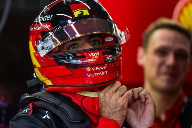 SAINZ Carlos (spa), Scuderia Ferrari SF-23, portrait, during the 2023 Formula 1 Singapore Airlines Singapore Grand Prix, 15th round of the 2023 Formula One World Championship, WM, Weltmeisterschaft from September 15 to 17, 2023 on the Marina Bay Street Circuit, in Singapore - F1 - SINGAPORE GRAND PRIX 2023 DPPI Panoramic  00123034_G0OD7018