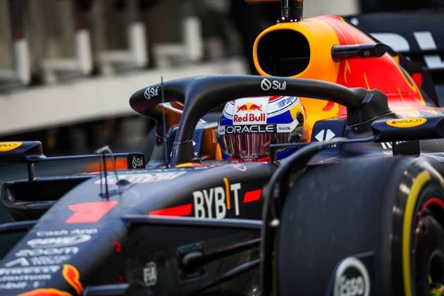 01 VERSTAPPEN Max (nld), Red Bull Racing RB19, action during the 2023 Formula 1 Singapore Airlines Singapore Grand Prix, 15th round of the 2023 Formula One World Championship, WM, Weltmeisterschaft from September 15 to 17, 2023 on the Marina Bay Street Circuit, in Singapore - F1 - SINGAPORE GRAND PRIX 2023 DPPI Panoramic  00123034_G0OD7305