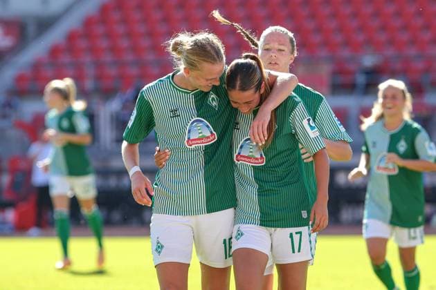 f l Lina Hausicke SV Werder Bremen, 18 , goal scorer Amira Dahl SV Werder Bremen, 17 and Christin Meyer SV Werder Bremen, 20 with goal cheer, cheering, jubilant, optimistic, game scene, highlight, joy about the goal to 1 5, THE DFB DIRECTIVES PROHIBIT ANY USE OF PHOTOGRAPHS AS IMAGE SEQUENCES AND OR QUASI VIDEO , 16 09 2023, Nuremberg Germany , Football, Google Pixel Womens Bundesliga, 1 FC Nürnberg SV Werder Bremen xobx