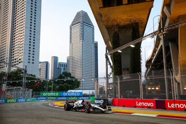 40 LAWSON Liam (nzl), Scuderia AlphaTauri AT04, action during the 2023 Formula 1 Singapore Airlines Singapore Grand Prix, 15th round of the 2023 Formula One World Championship, WM, Weltmeisterschaft from September 15 to 17, 2023 on the Marina Bay Street Circuit, in Singapore - F1 - SINGAPORE GRAND PRIX 2023 DPPI Panoramic  00123034_G0OD7793