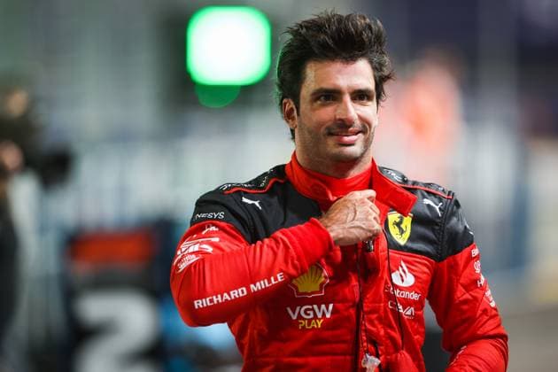 SAINZ Carlos (spa), Scuderia Ferrari SF-23, portrait during the 2023 Formula 1 Singapore Airlines Singapore Grand Prix, 15th round of the 2023 Formula One World Championship, WM, Weltmeisterschaft from September 15 to 17, 2023 on the Marina Bay Street Circuit, in Singapore - F1 - SINGAPORE GRAND PRIX 2023 DPPI Panoramic  00123034_AV3_8035