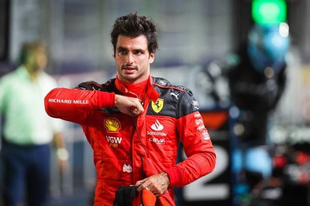 SAINZ Carlos (spa), Scuderia Ferrari SF-23, portrait during the 2023 Formula 1 Singapore Airlines Singapore Grand Prix, 15th round of the 2023 Formula One World Championship, WM, Weltmeisterschaft from September 15 to 17, 2023 on the Marina Bay Street Circuit, in Singapore - F1 - SINGAPORE GRAND PRIX 2023 DPPI Panoramic  00123034_AV3_8023