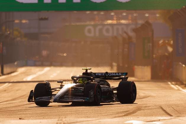 September 16, 2023, Singapore, Singapore: Lewis Hamilton of Great Britain drives the (44) Mercedes AMG Petronas F1 Team W13 during the final practice ahead of the F1 Grand Prix of Singapore at the Marina Bay Street Circuit. Singapore Singapore - ZUMAs197 20230916_aab_s197_010 Copyright: xGeorgexHitchensx