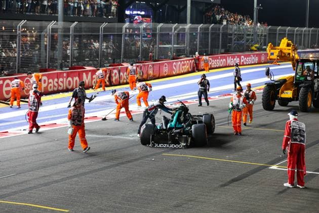 18 STROLL Lance (can), Aston Martin F1 Team AMR23, action crash, accident, during the 2023 Formula 1 Singapore Airlines Singapore Grand Prix, 15th round of the 2023 Formula One World Championship, WM, Weltmeisterschaft from September 15 to 17, 2023 on the Marina Bay Street Circuit, in Singapore - F1 - SINGAPORE GRAND PRIX 2023 DPPI Panoramic  00123034_AV6_7178