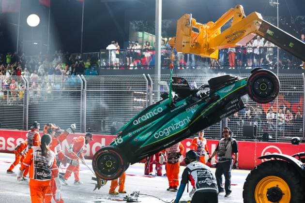 18 STROLL Lance (can), Aston Martin F1 Team AMR23, action crash, accident, during the 2023 Formula 1 Singapore Airlines Singapore Grand Prix, 15th round of the 2023 Formula One World Championship, WM, Weltmeisterschaft from September 15 to 17, 2023 on the Marina Bay Street Circuit, in Singapore - F1 - SINGAPORE GRAND PRIX 2023 DPPI Panoramic  00123034_AV6_7237