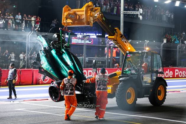 18 STROLL Lance (can), Aston Martin F1 Team AMR23, action crash, accident, during the 2023 Formula 1 Singapore Airlines Singapore Grand Prix, 15th round of the 2023 Formula One World Championship, WM, Weltmeisterschaft from September 15 to 17, 2023 on the Marina Bay Street Circuit, in Singapore - F1 - SINGAPORE GRAND PRIX 2023 DPPI Panoramic  00123034_AV6_7296