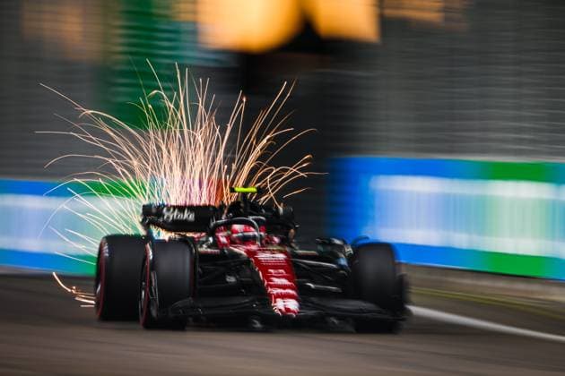 24 ZHOU Guanyu (chi), Alfa Romeo F1 Team Stake C43, action during the 2023 Formula 1 Singapore Airlines Singapore Grand Prix, 15th round of the 2023 Formula One World Championship, WM, Weltmeisterschaft from September 15 to 17, 2023 on the Marina Bay Street Circuit, in Singapore - F1 - SINGAPORE GRAND PRIX 2023 DPPI Panoramic  00123034_AV3_7614