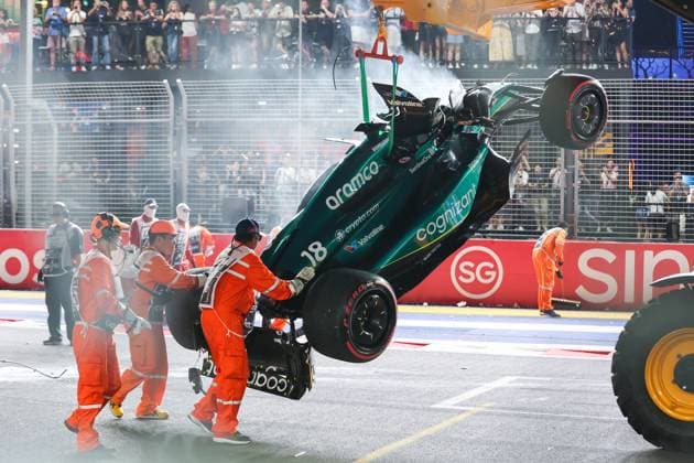 18 STROLL Lance (can), Aston Martin F1 Team AMR23, action crash, accident, during the 2023 Formula 1 Singapore Airlines Singapore Grand Prix, 15th round of the 2023 Formula One World Championship, WM, Weltmeisterschaft from September 15 to 17, 2023 on the Marina Bay Street Circuit, in Singapore - F1 - SINGAPORE GRAND PRIX 2023 DPPI Panoramic  00123034_AV6_7259