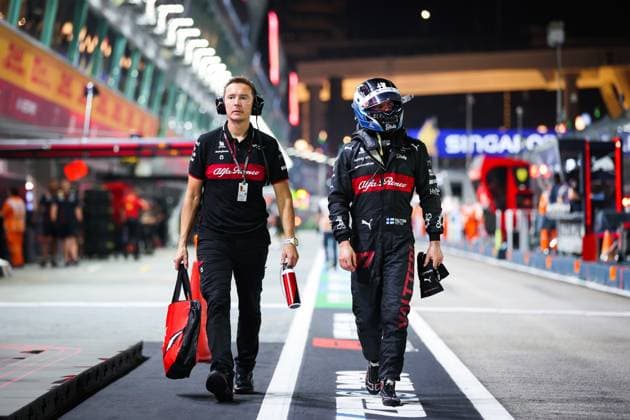 BOTTAS Valtteri (fin), Alfa Romeo F1 Team Stake C43, portrait during the 2023 Formula 1 Singapore Airlines Singapore Grand Prix, 15th round of the 2023 Formula One World Championship, WM, Weltmeisterschaft from September 15 to 17, 2023 on the Marina Bay Street Circuit, in Singapore - F1 - SINGAPORE GRAND PRIX 2023 DPPI Panoramic  00123034_AV6_7324