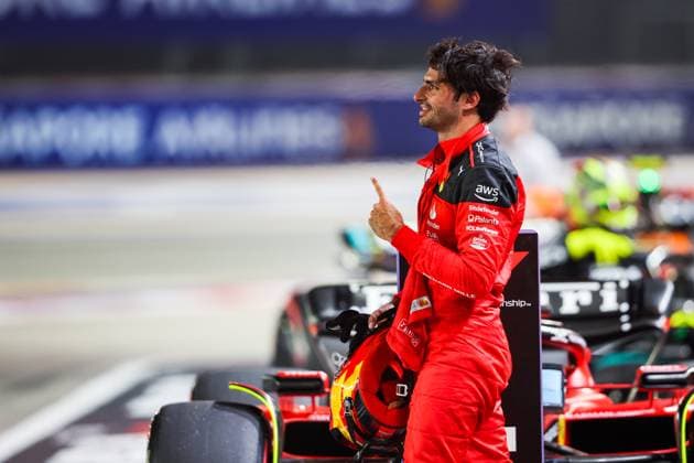SAINZ Carlos (spa), Scuderia Ferrari SF-23, portrait during the 2023 Formula 1 Singapore Airlines Singapore Grand Prix, 15th round of the 2023 Formula One World Championship, WM, Weltmeisterschaft from September 15 to 17, 2023 on the Marina Bay Street Circuit, in Singapore - F1 - SINGAPORE GRAND PRIX 2023 DPPI Panoramic  00123034_AV3_7988