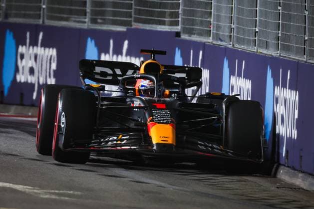 01 VERSTAPPEN Max (nld), Red Bull Racing RB19, action during the 2023 Formula 1 Singapore Airlines Singapore Grand Prix, 15th round of the 2023 Formula One World Championship, WM, Weltmeisterschaft from September 15 to 17, 2023 on the Marina Bay Street Circuit, in Singapore - F1 - SINGAPORE GRAND PRIX 2023 DPPI Panoramic  00123034_G0OD8354
