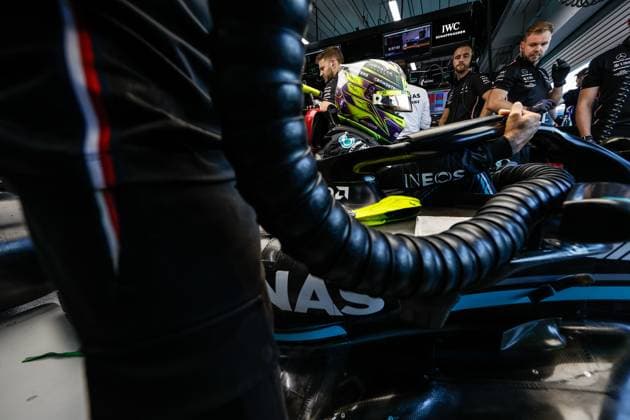 HAMILTON Lewis (gbr), Mercedes AMG F1 Team W14, portrait during the 2023 Formula 1 Singapore Airlines Singapore Grand Prix, 15th round of the 2023 Formula One World Championship, WM, Weltmeisterschaft from September 15 to 17, 2023 on the Marina Bay Street Circuit, in Singapore - F1 - SINGAPORE GRAND PRIX 2023 DPPI Panoramic  F12023GP16SIN_Jk166355