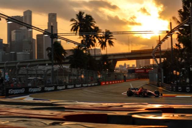 16 LECLERC Charles (mco), Scuderia Ferrari SF-23, action during the 2023 Formula 1 Singapore Airlines Singapore Grand Prix, 15th round of the 2023 Formula One World Championship, WM, Weltmeisterschaft from September 15 to 17, 2023 on the Marina Bay Street Circuit, in Singapore - F1 - SINGAPORE GRAND PRIX 2023 DPPI Panoramic  F12023GP16SIN_Jk166133
